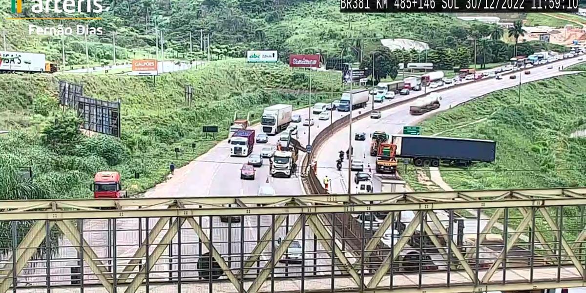 VÍDEO: acidente impressionante com carreta complica trânsito na BR-381, em Betim