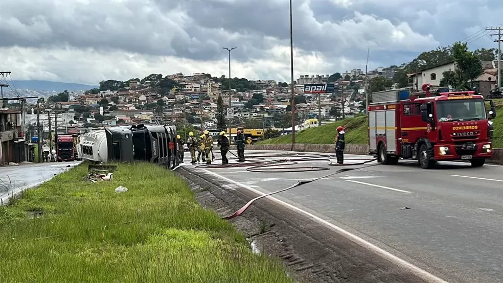 Carreta tomba no Anel Rodoviário e interdita trânsito no bairro Califórnia em BH