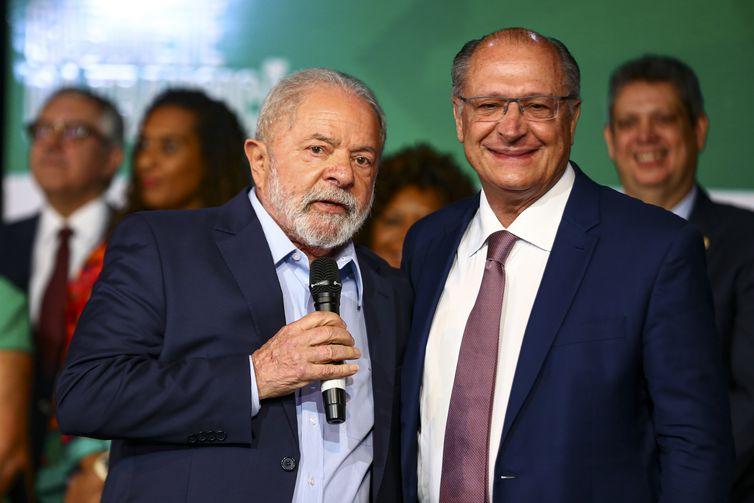 Lula e Alckmin tomam posse hoje