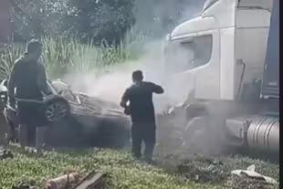 Motorista morre depois de ser atingido por caminhão e capotar ocarro em Itaúna