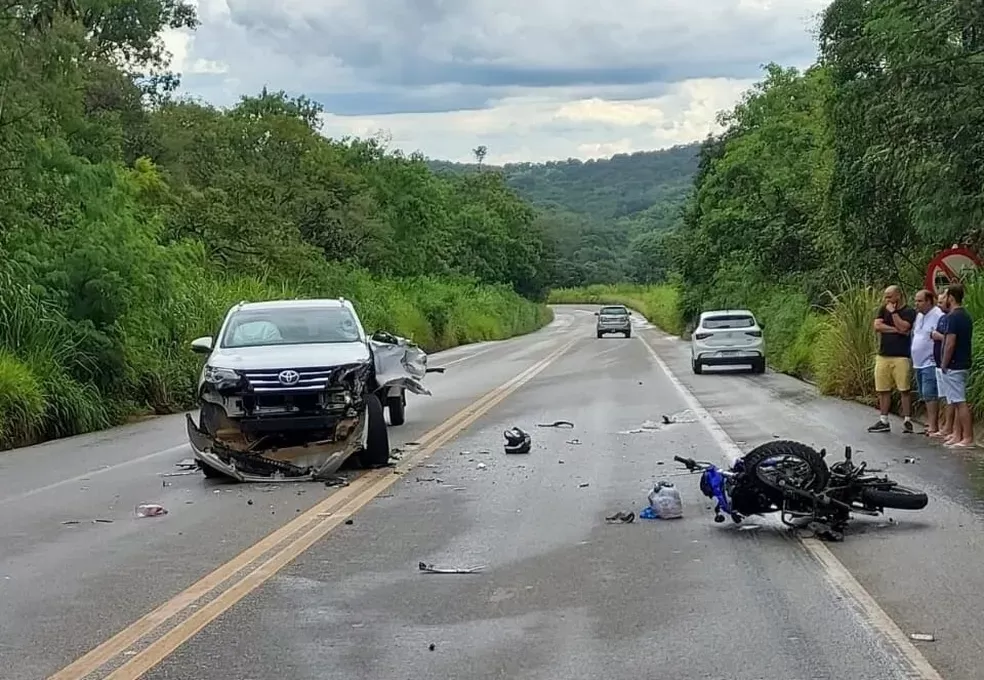 Com criança na garupa, motociclista morre após bater em caminhonete na BR-494, em Divinópolis