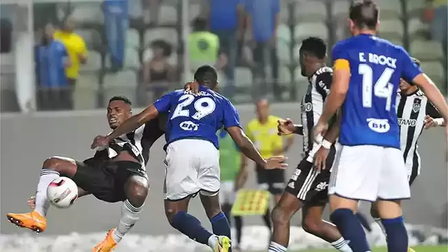 Cruzeiro e Atlético empatam em clássico tenso no Independência