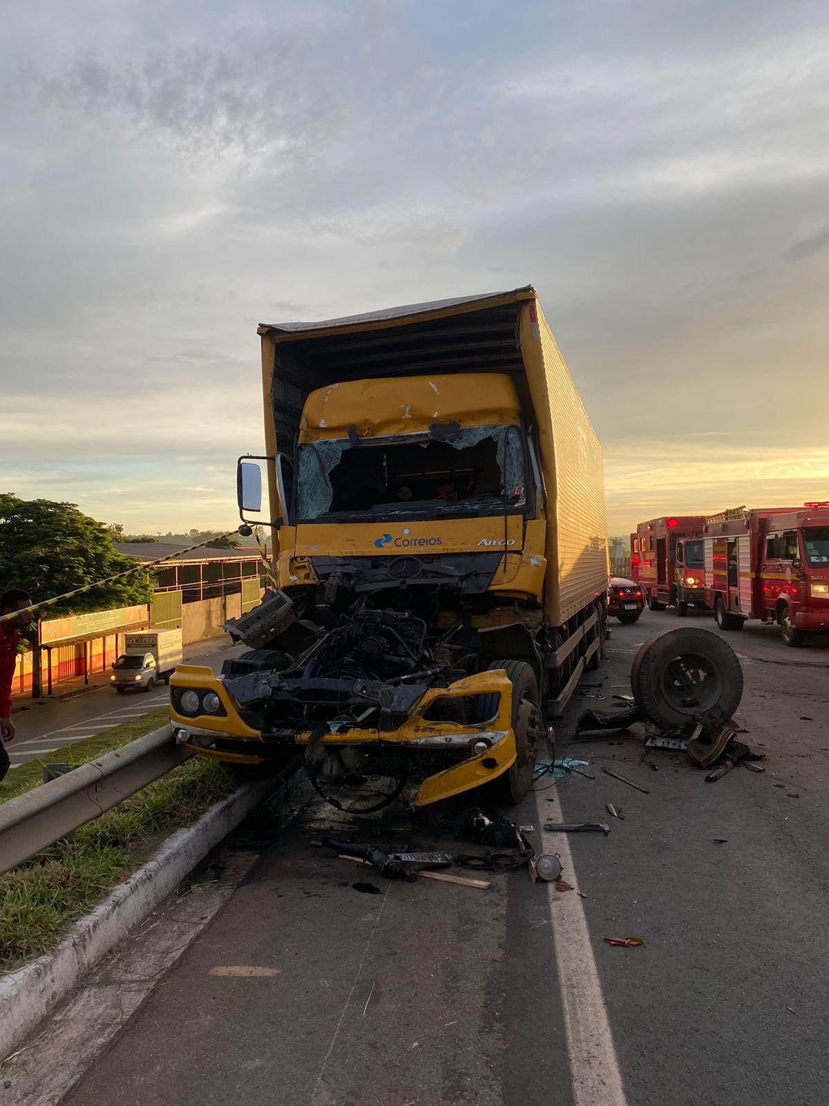 Acidente no km 65 em Mateus Leme deixa uma pessoa morta