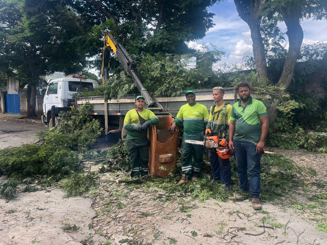 Poda de árvores legalizada traz maior segurança para Mateus Leme