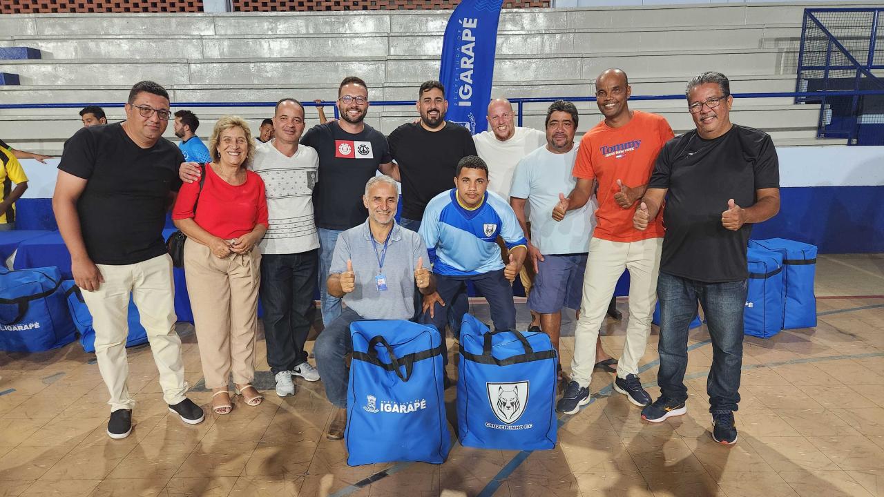 PREFEITURA DE IGARAPÉ ENTREGA KITS ESPORTIVOS PARA TIMES DA CIDADE