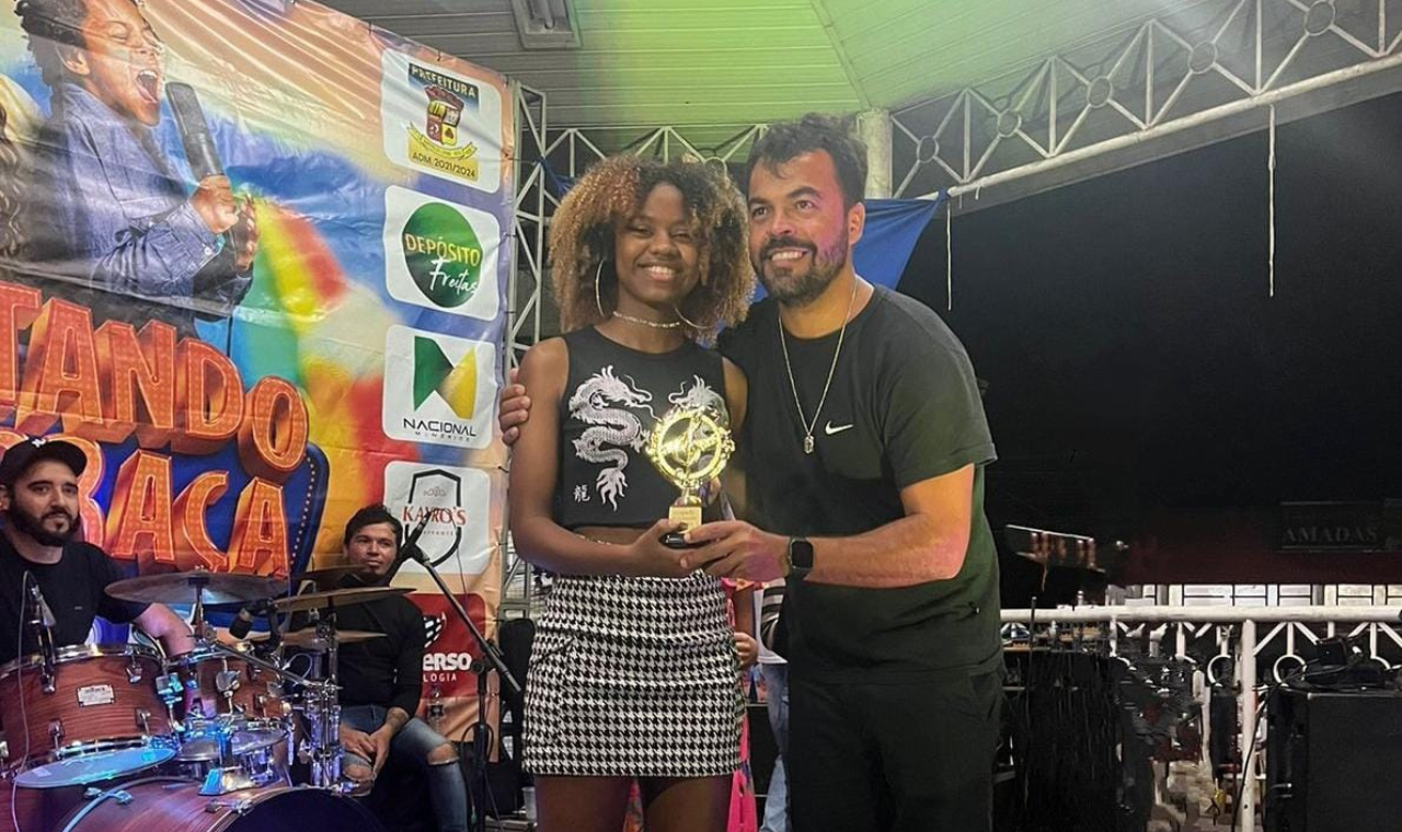 Marina é a campeã do Cantando na Praça kids 2023