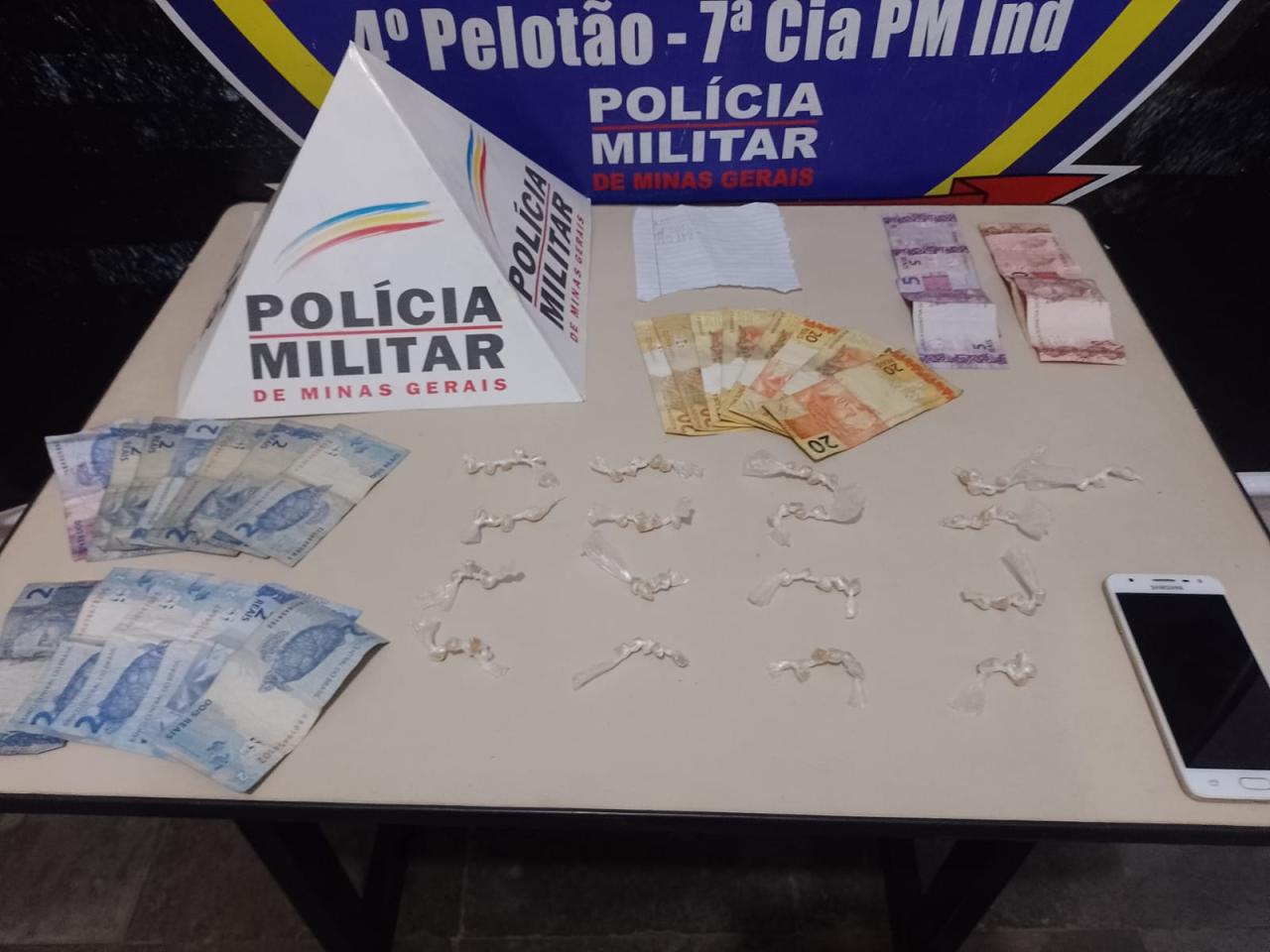 Polícia Militar faz apreensão de drogas no Bairro Vista Alegre em Mateus Leme