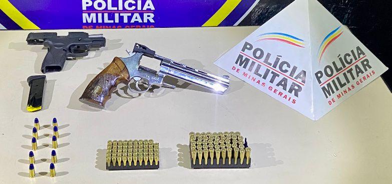 Homem exibe arma de fogo em praça pública e é preso