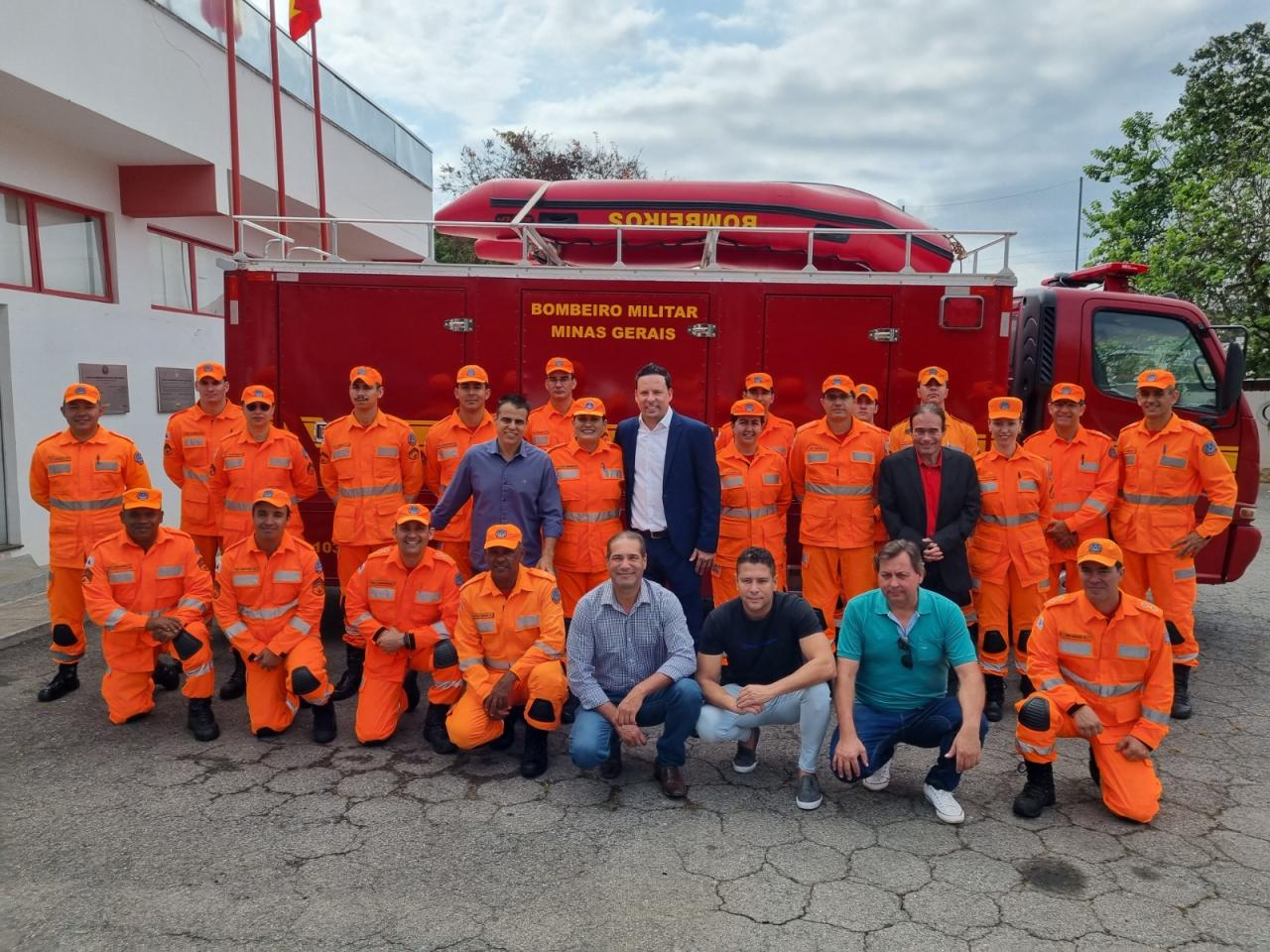 10°  BBM recebe carroceria do auto salvamento médio para o serviço operacional