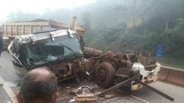 Acidente fecha a Fernão Dias na Serra de Igarapé, local da tragédia com corintianos