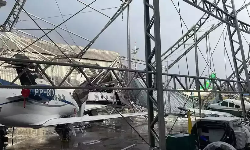 Hangar do Aeroporto da Pampulha desaba com chuva forte