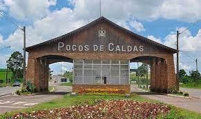 Adolescente morre esfaqueado em ataque a escola particular em Poços de Caldas, em MG