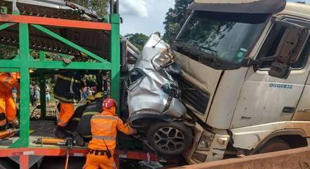 Carro é esmagado por duas carretas em grave acidente na BR-381 em MG
