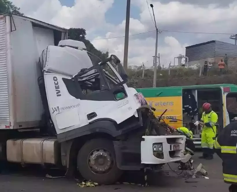 Motorista de caminhão morre em grave acidente na BR-381, em Betim