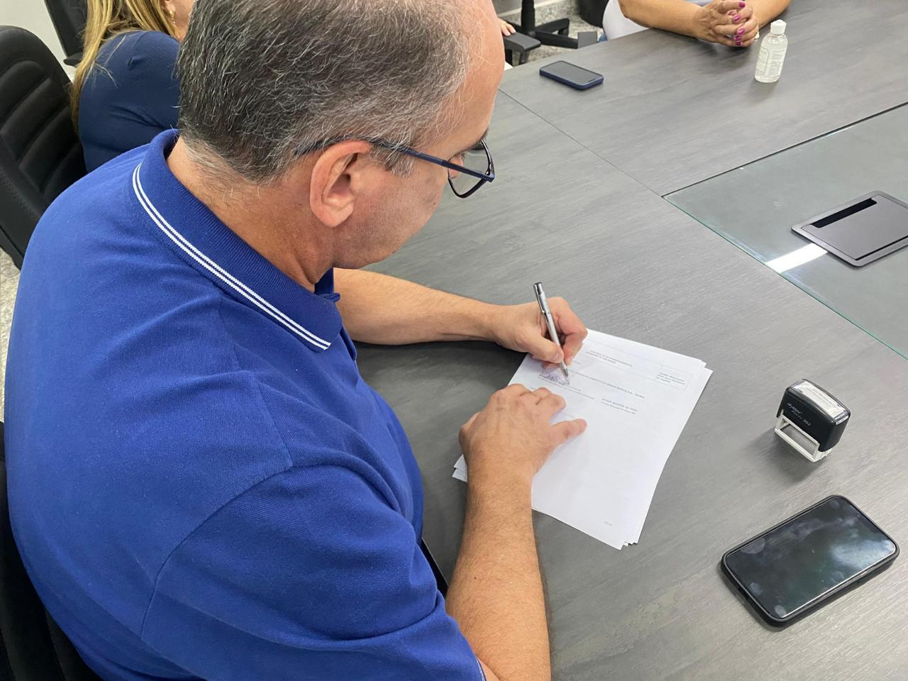 Prefeito de Itaúna Neider Moreira assina importante contrato com Banco de Desenvolvimento de Minas Gerais - BDMG