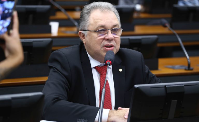 Comissão aprova projeto que exige emissão de som de câmera quando o celular capturar fotos ou vídeos