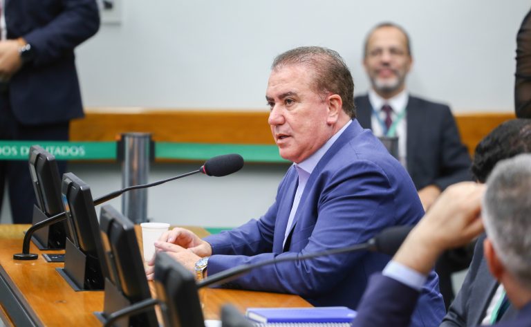 Projeto garante à comerciária direito de descanso quinzenal remunerado aos domingos