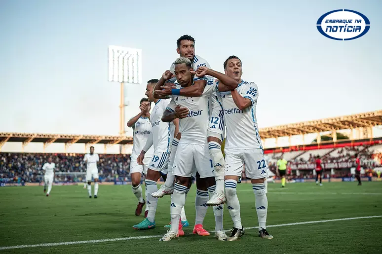 Matheus Pereira decide, Cruzeiro vence Atlético-GO e entra no G-5 do Brasileirão