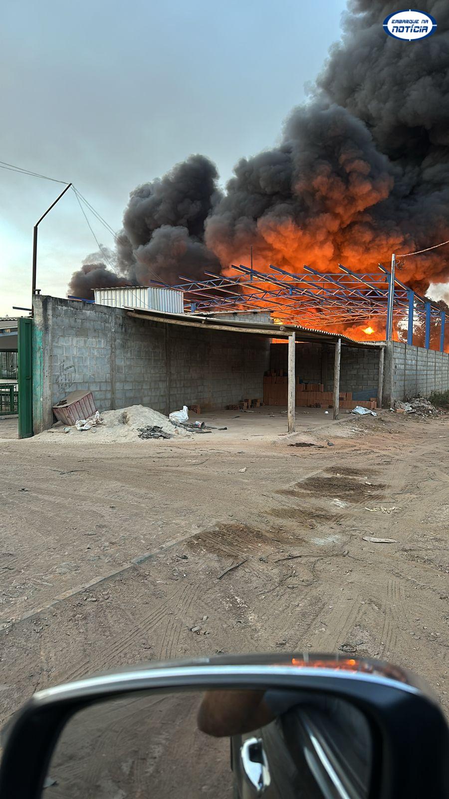 Incêndio atinge empresa de reciclagem