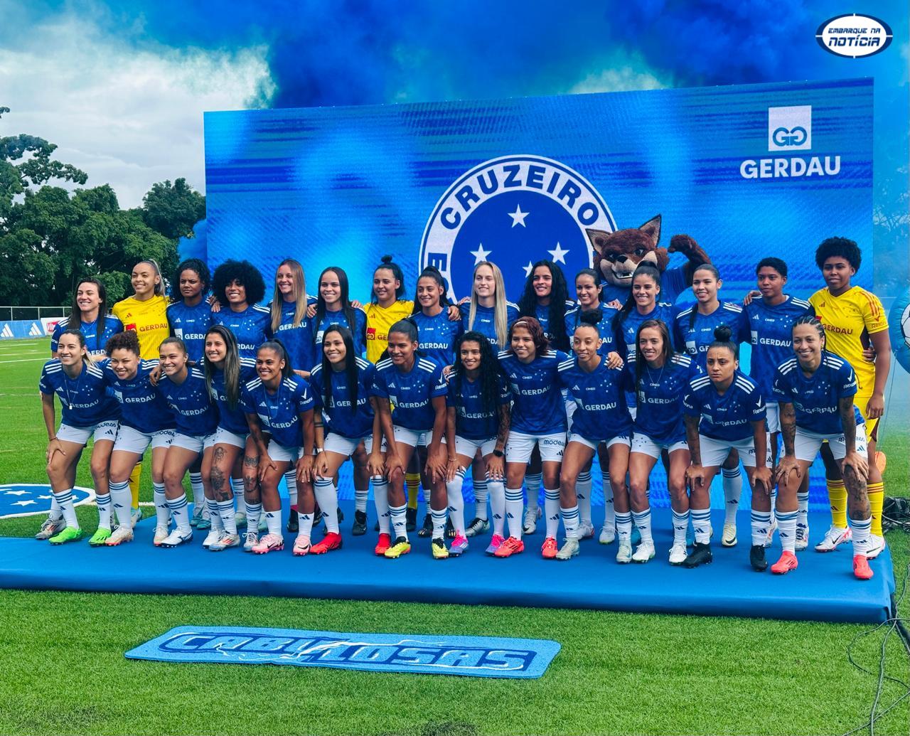 Cruzeiro apresenta elenco feminino e nova mascote