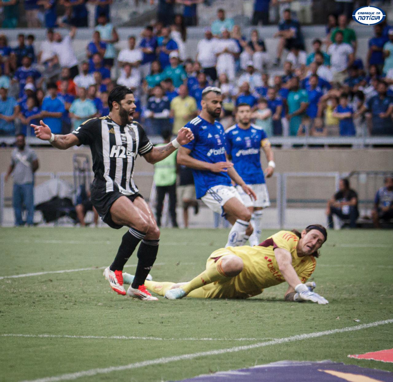 Hulk decide, Gabigol é expulso, e Atlético vence clássico tenso no Mineirão