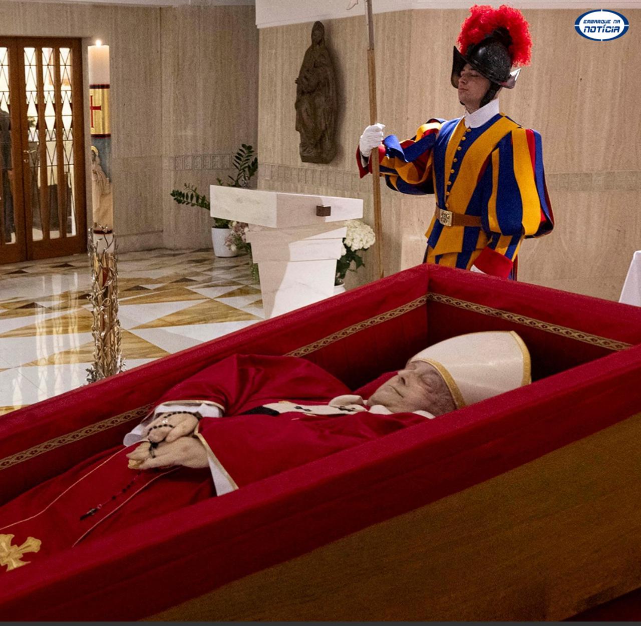 Vaticano divulga primeiras imagens do papa Francisco no caixão