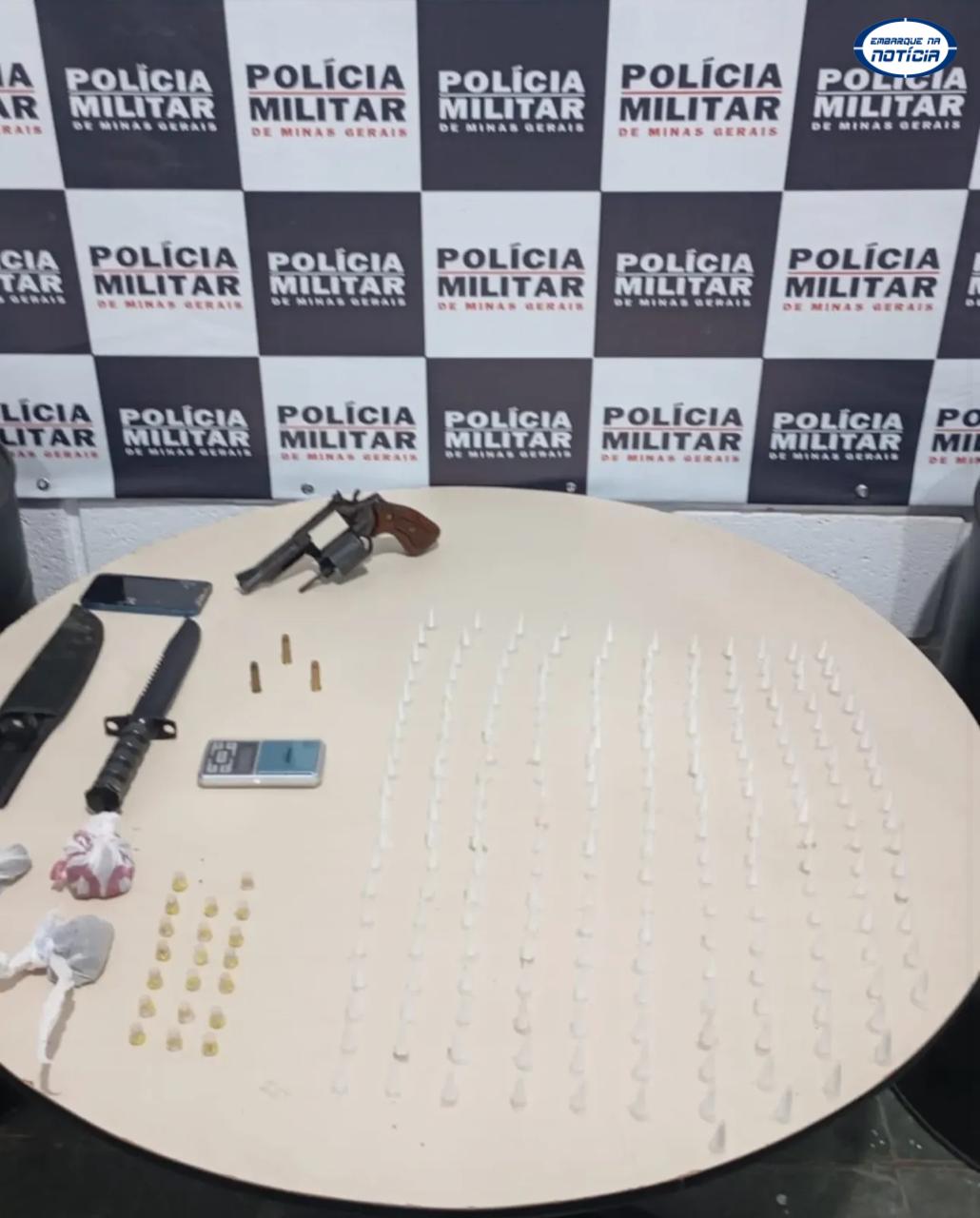 Traficante é preso com drogas, arma e munições após tentar fugir da PM em Juatuba