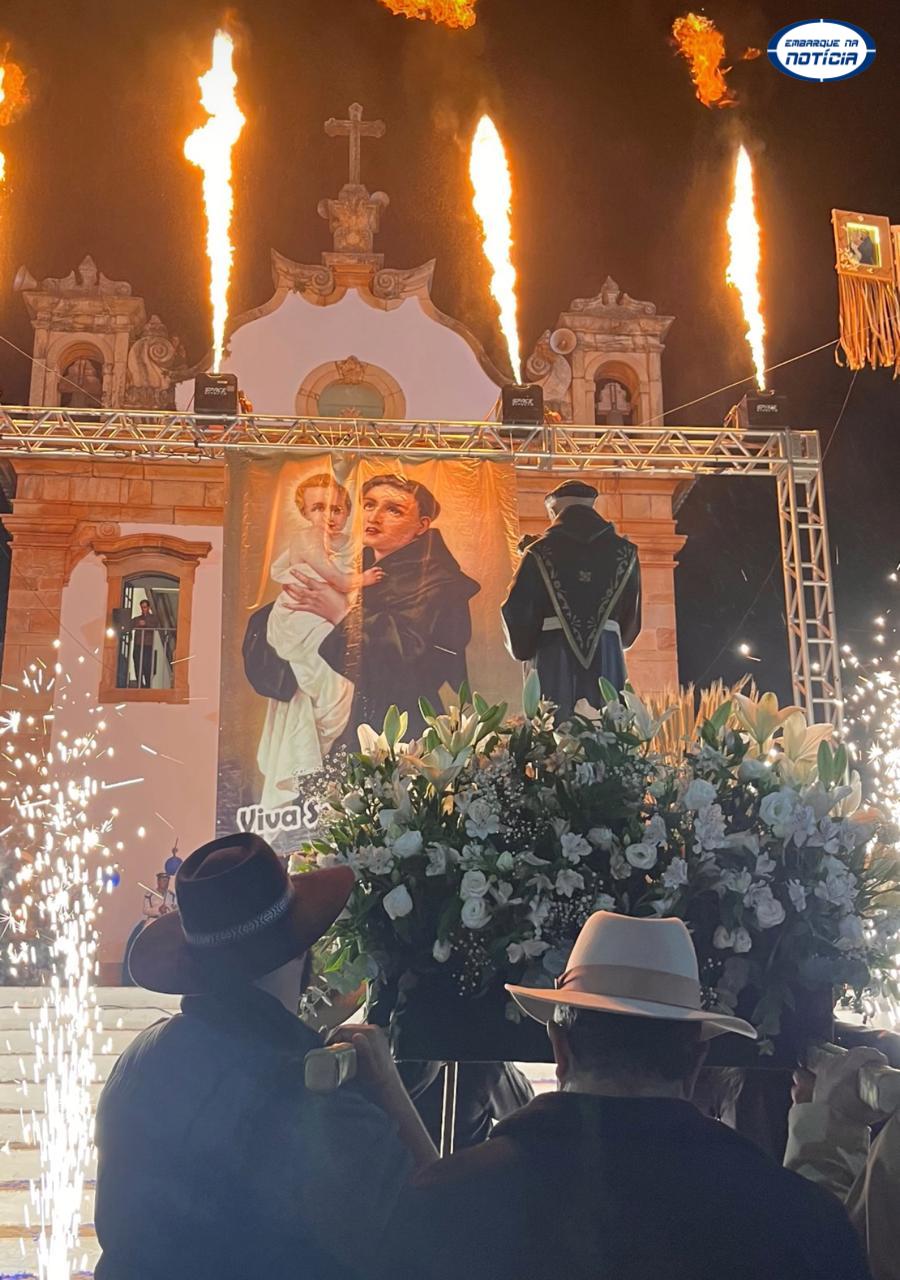 Fé e tradição: comunidade de Mateus Leme celebra Santo  Antônio com missa na casa do festeiro
