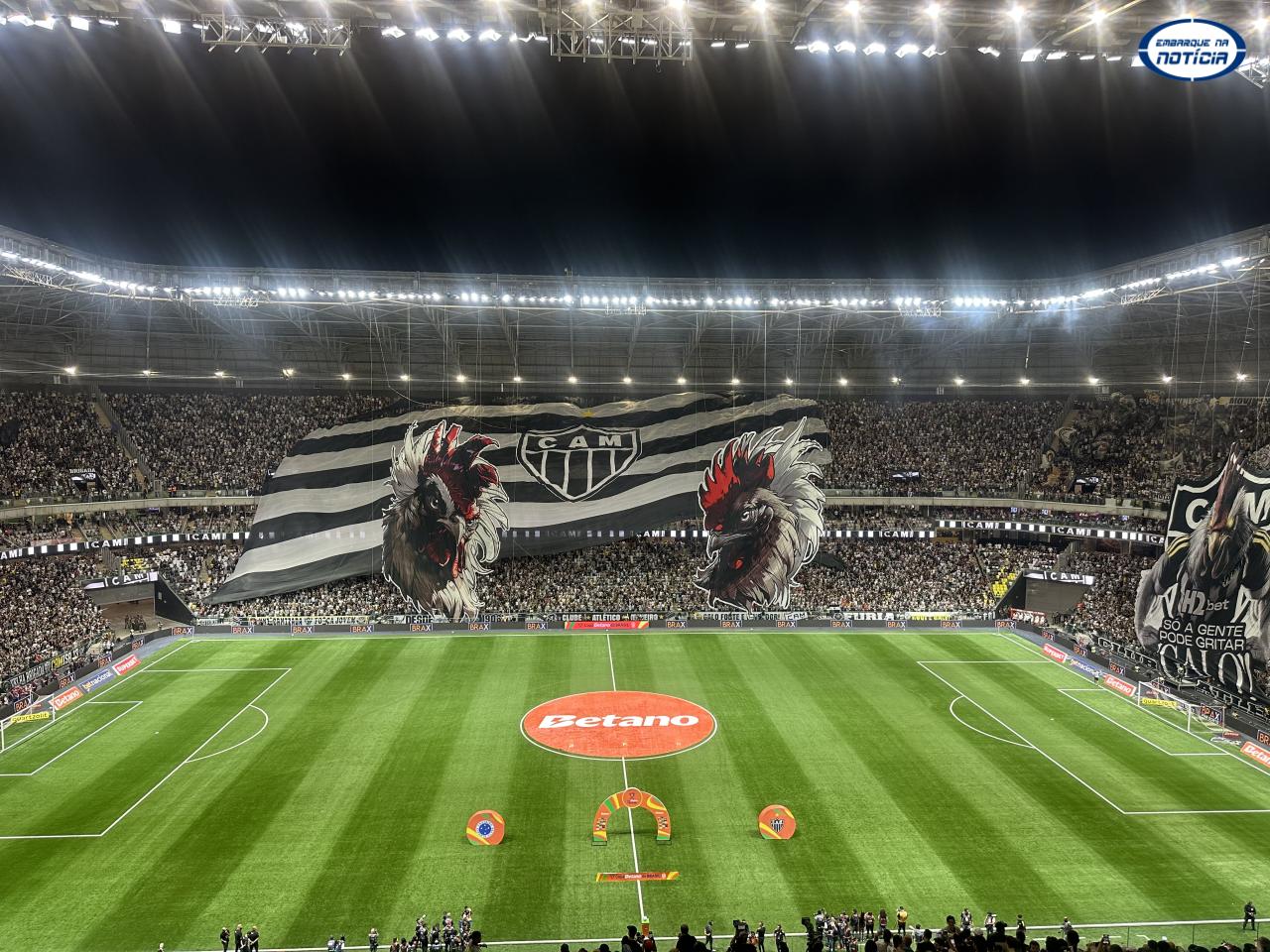 Bandeirão da torcida do Atlético se rasga na estreia na Arena MRV