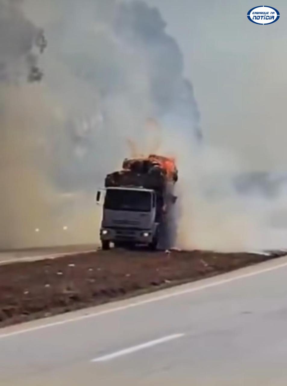 Corpo de Bombeiros controla incêndio em caminhão próximo ao Palácio dos Leilões