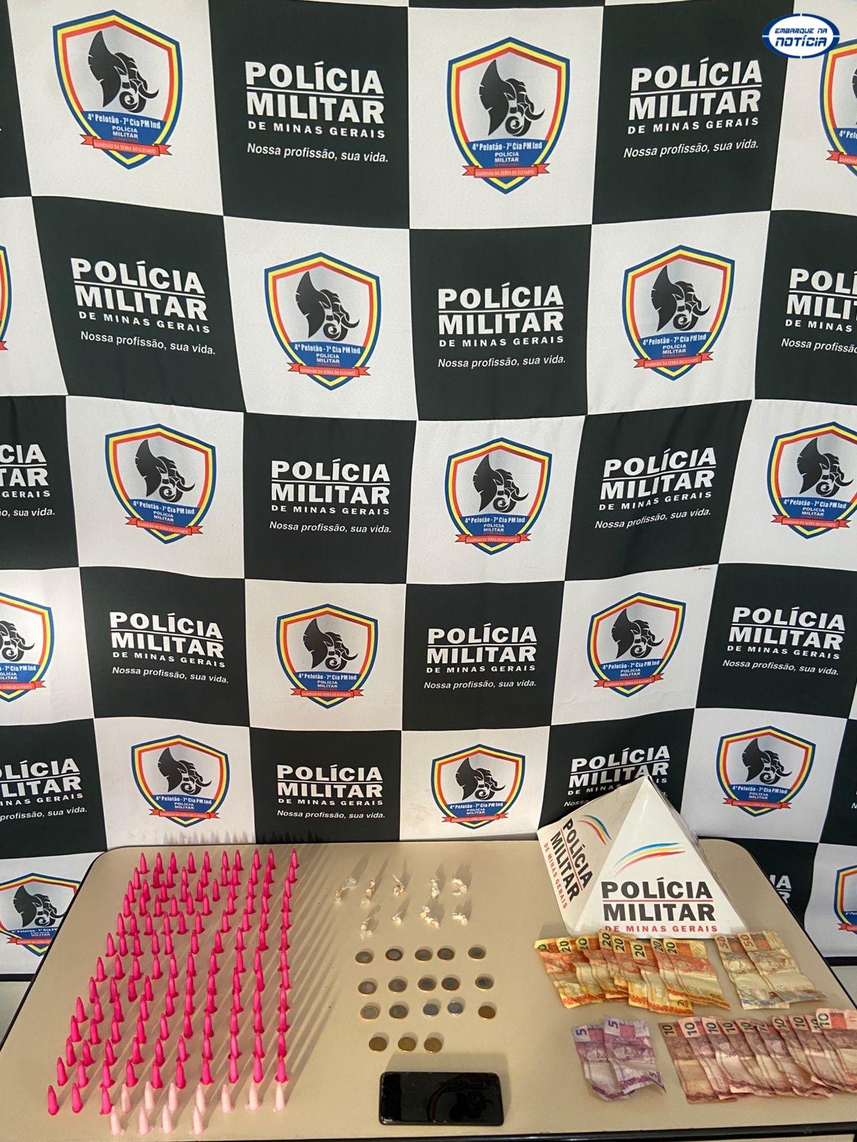 Polícia Militar apreende drogas e dinheiro durante cumprimento de mandado em Mateus Leme