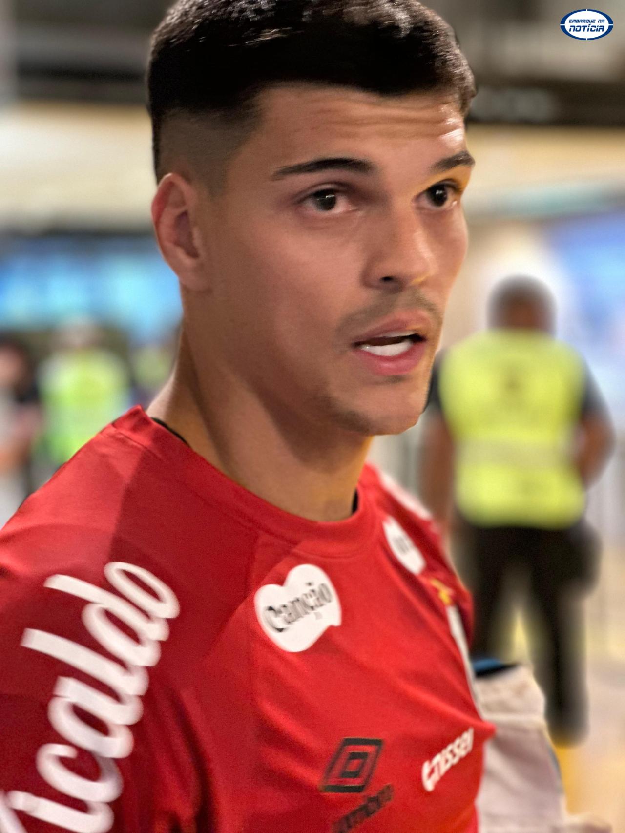 Goleiro Gabriel Brazão tranquiliza torcida após choque em jogo contra o Atlético-MG