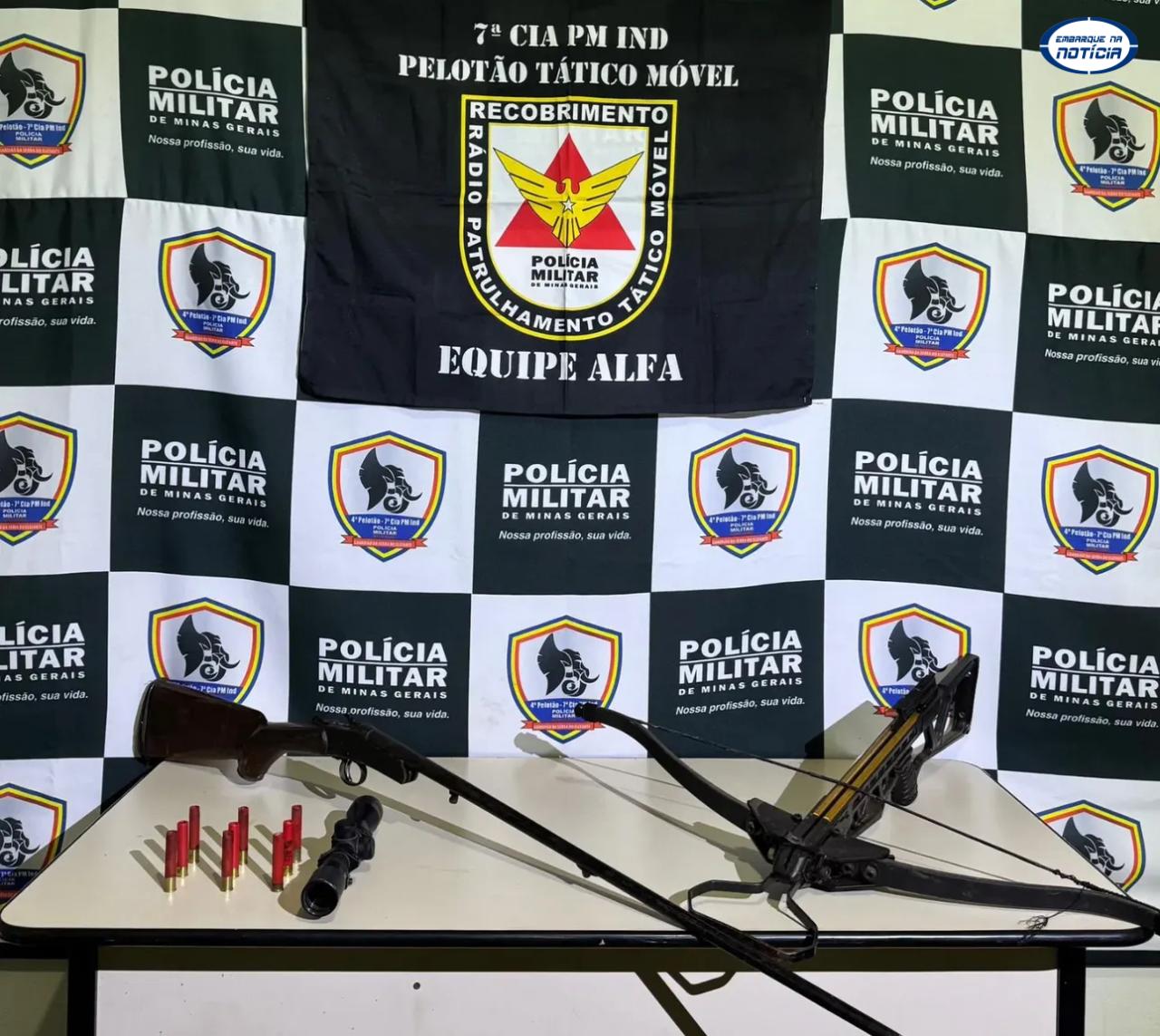 Homem é preso após disparo de arma de fogo; polícia apreende espingarda e balestra