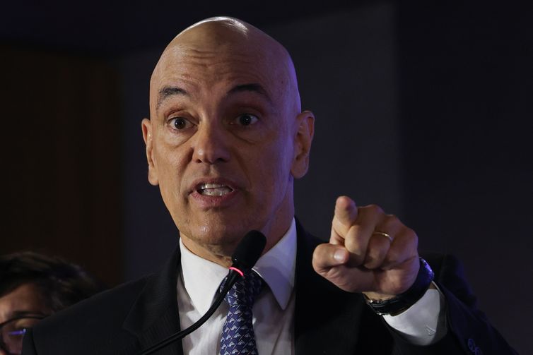 Bolsonaro preso: Moraes rejeita pedido de prisão domiciliar