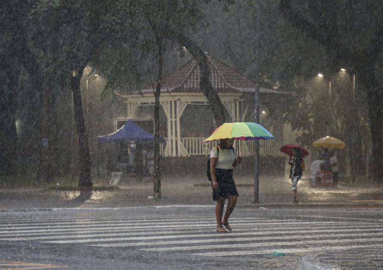 Inmet alerta para tempestades em três estados até amanhã; veja onde