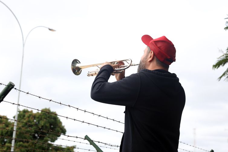 Manifestantes favoráveis e contrários a Bolsonaro fazem atos na PF