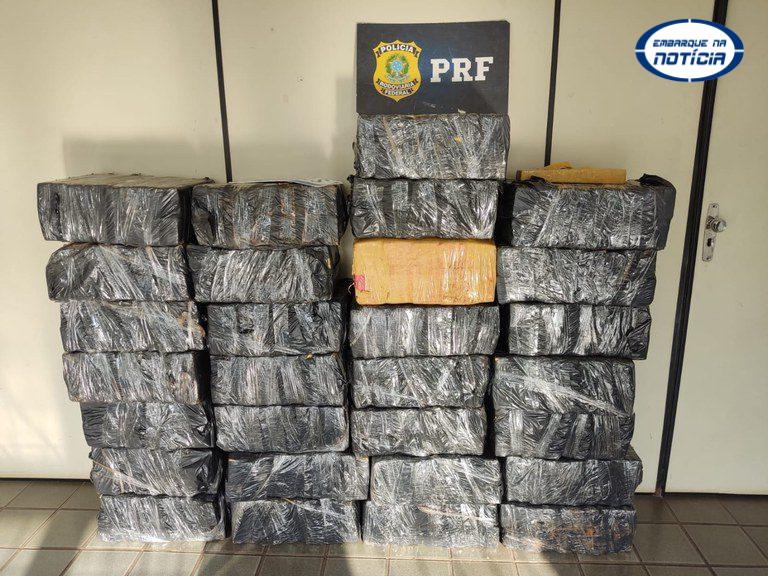 PRF intercepta caminhonete roubada e apreende 572 kg de maconha na BR-262, em Betim