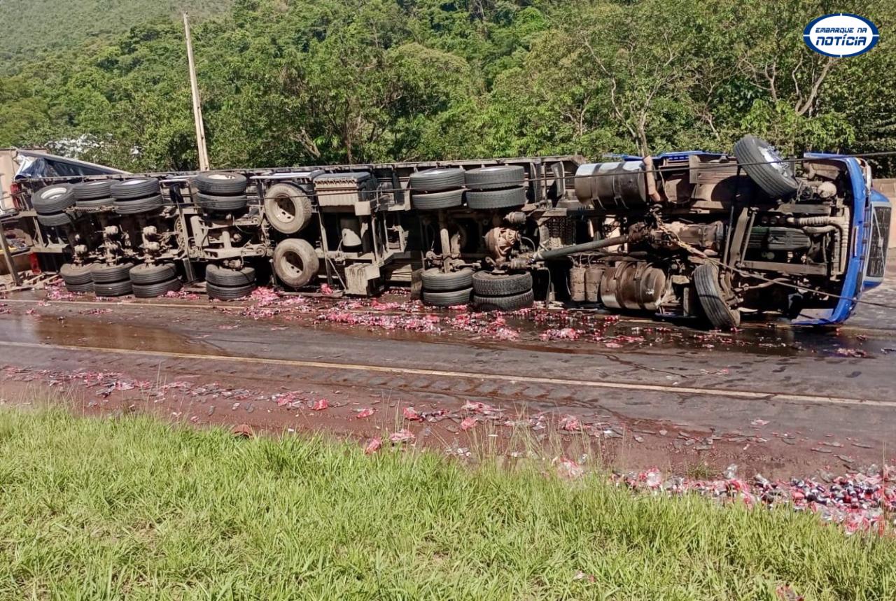 Tombamento de caminhão provoca congestionamento na Serra de Igarapé