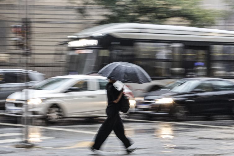 Chuvas no litoral paulista provocam interdição da Serra Mogi-Bertioga