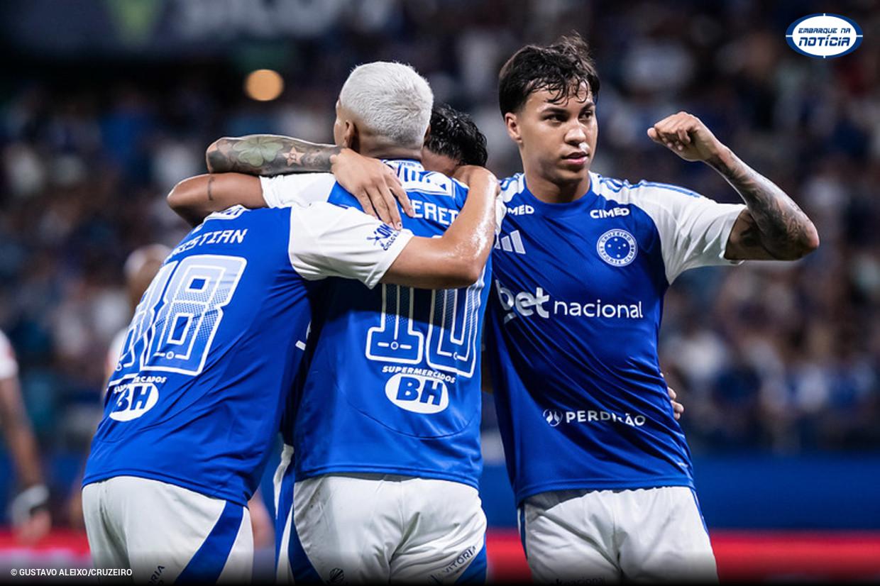 Cruzeiro goleia o Uberlândia e assume liderança isolada no Mineiro