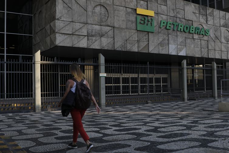 Petrobras confirma vazamento de fluido de perfuração a 175 km do AP