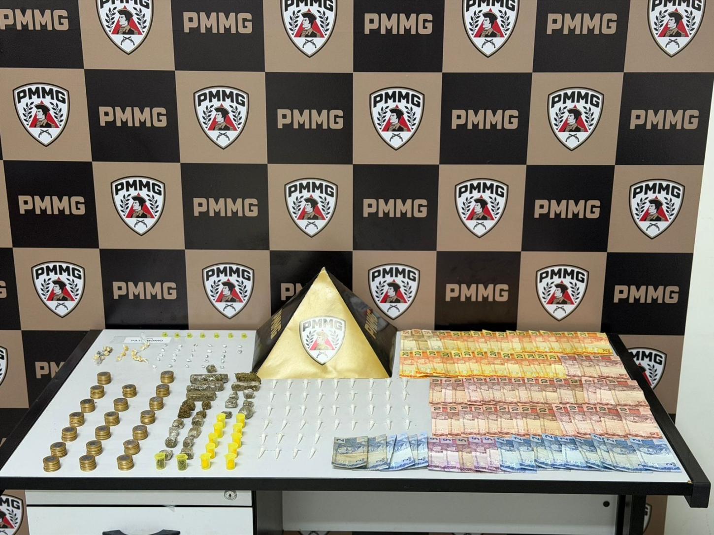 Operação da PM apreende drogas e prende dois no Sítio Poções, em Betim