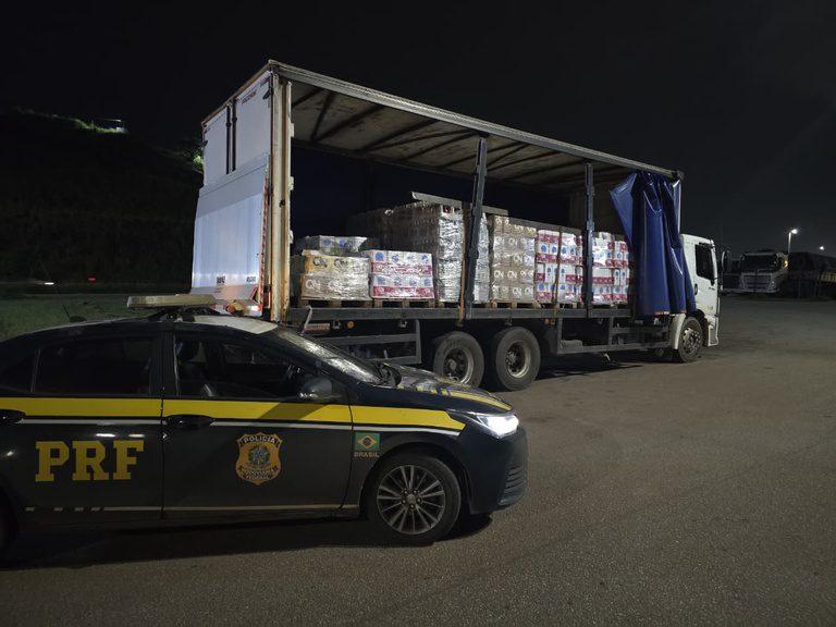 PRF apreende mais de 10 mil garrafas sem nota e flagra caminhão com 25 toneladas de excesso na BR-381, em Betim