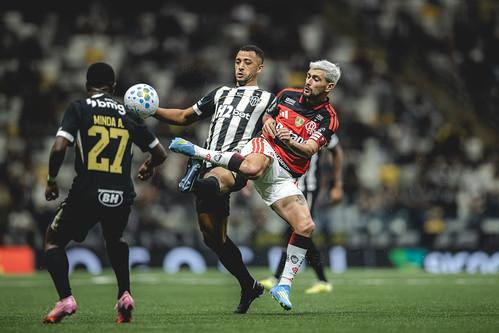 Atlético é goleado pelo Flamengo e segue em queda no Brasileirão