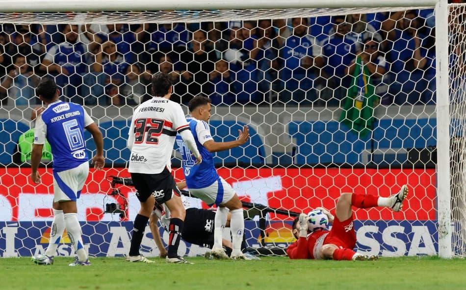 Cruzeiro sofre nova derrota, é goleado pelo São Paulo e se complica na tabela