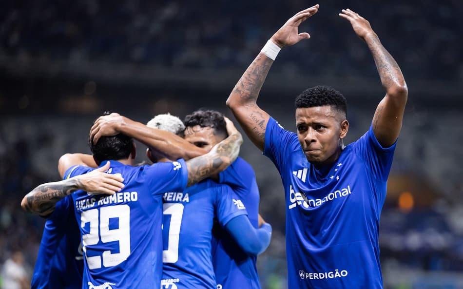 Cruzeiro vence o Grêmio, deixa o Z4 e respira na Série A