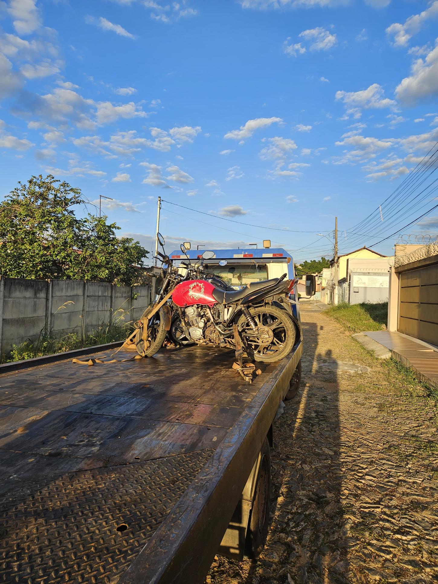 Motociclista inabilitado é preso após fuga e direção perigosa em Mateus Leme