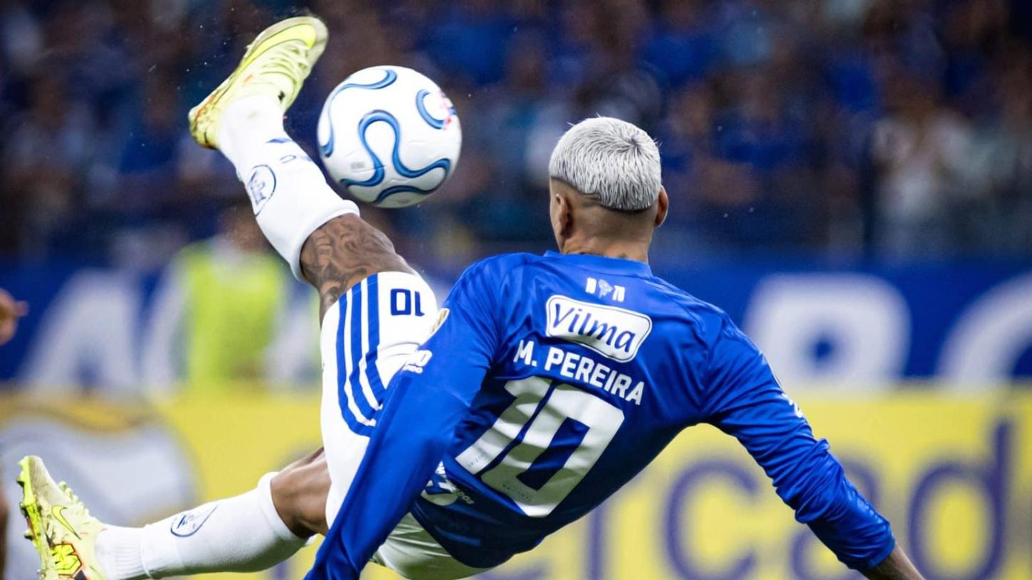 CRUZEIRO GOLEIA, AVANÇA ÀS OITAVAS E MANTÉM MARCA HISTÓRICA NA LIBERTADORES