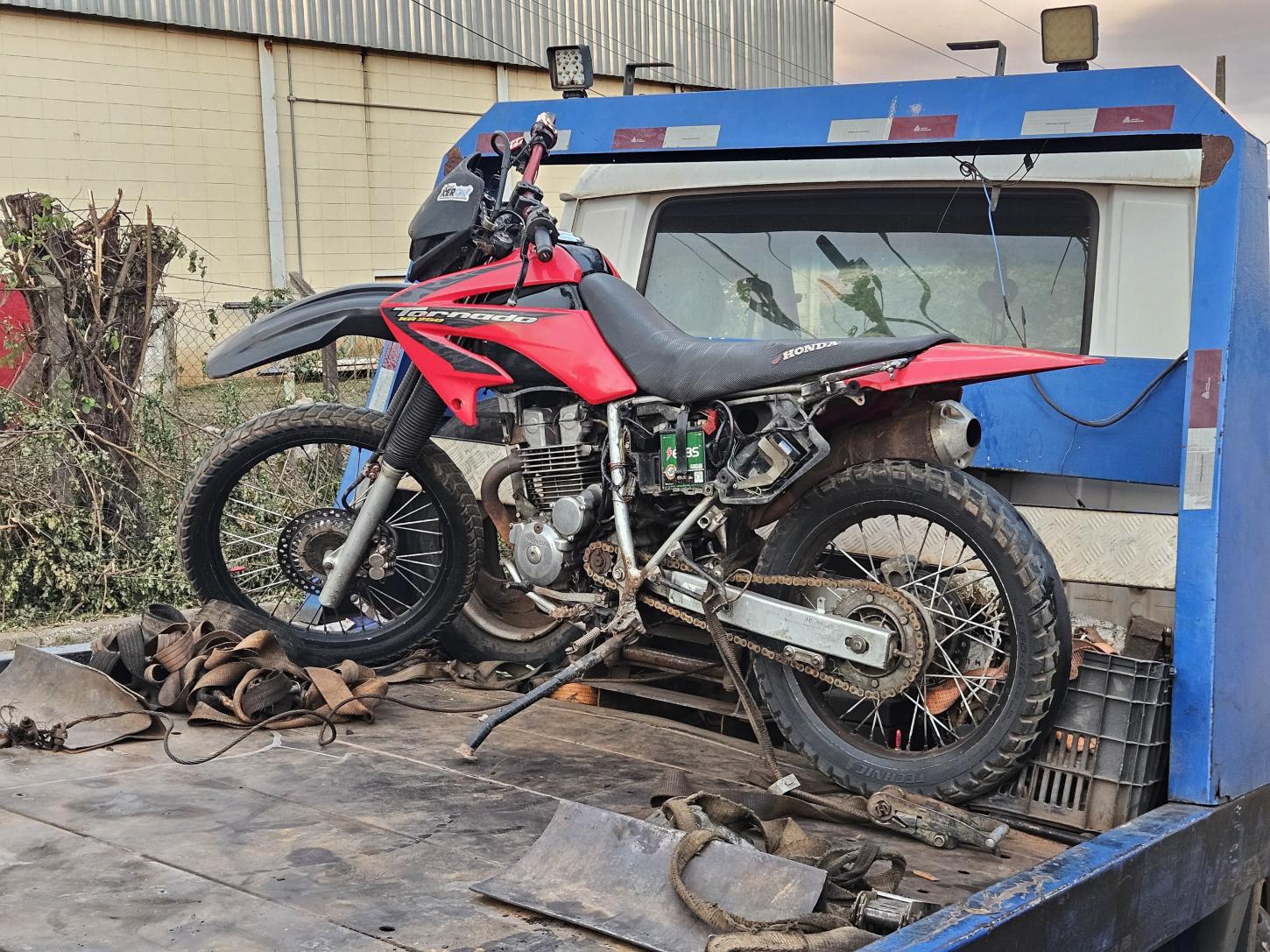 MOTOCICLETA ADULTERADA É APREENDIDA E JOVEM É PRESO POR RECEPTAÇÃO EM MATEUS LEME