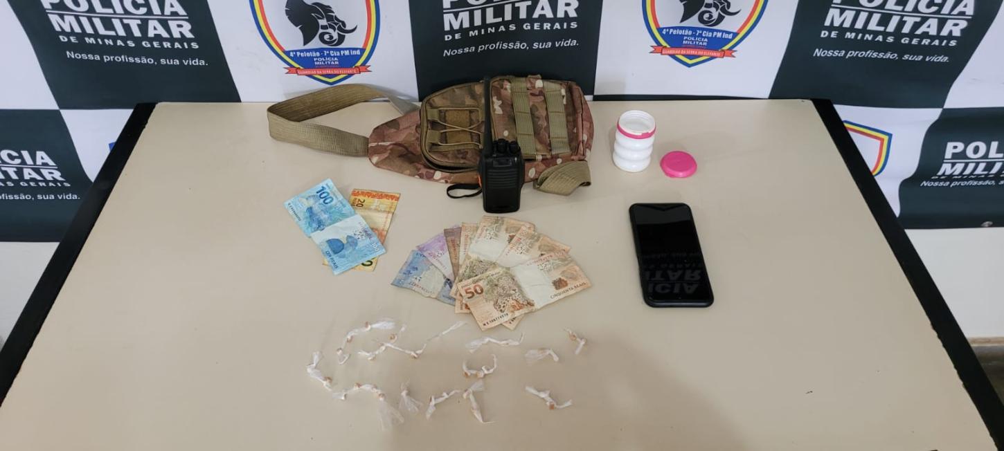 Polícia Militar apreende dois suspeitos por tráfico de drogas no bairro Santa Cruz, em Mateus Leme